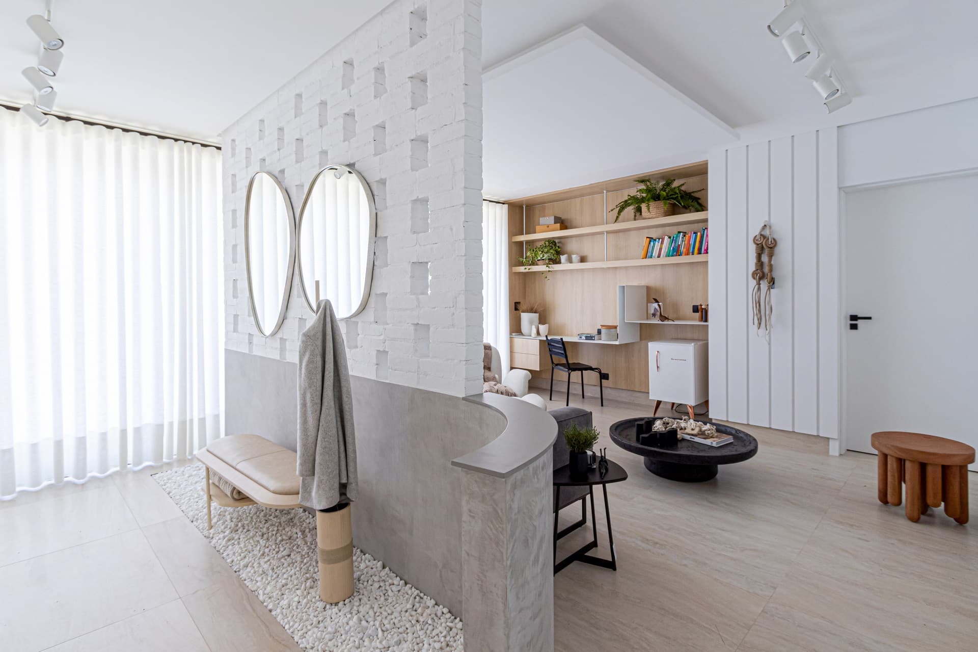 Porcelanato travertino Portobello traz tom de bege com veios acinzentados (Projeto: Coelho Neto Arquitetura e Execuções)