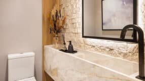 O espelho redondo para banheiro consegue ser funcional e decorativo. Com propostas bem variadas de acabamento e moldura, os modelos são versáteis e ajudam a compor todo tipo de espaço. Confira como usar esse item na sua decoração e aprenda a fazê-lo você mesmo!