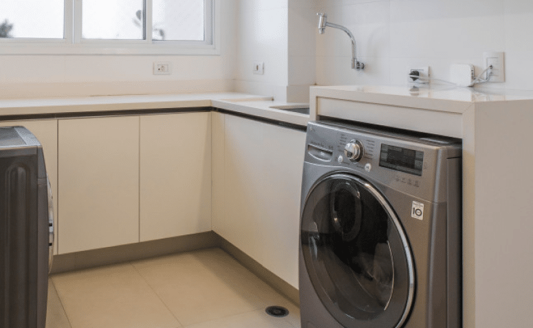 40 External Laundry Ideas to Transform Your Service Area 3 Imagem de uma lavanderia externa mostrando sua estrutura organizada e funcional.