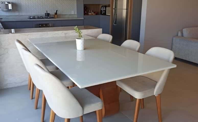 What is a Lacquered Table? 25 Inspirations for Your Home 3 Mesa laqueada com laca, com acabamento liso e moderno.