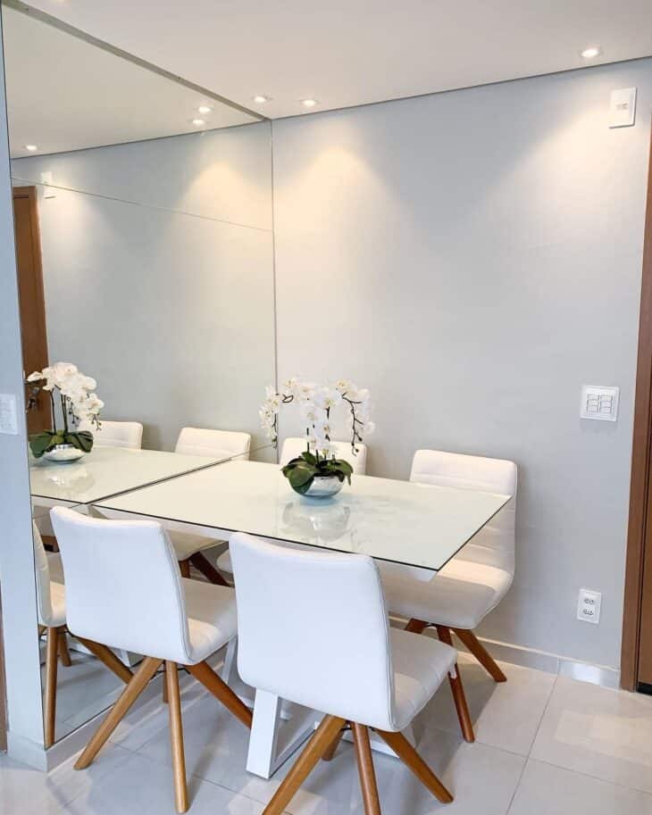 What is a Lacquered Table? 25 Inspirations for Your Home 10 Mesa laqueada de jantar destacando elegância.