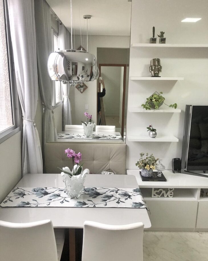 What is a Lacquered Table? 25 Inspirations for Your Home 2 Mesa laqueada elegante em ambiente decorado.