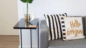 What is a Lacquered Table? 25 Inspirations for Your Home 9 Mesa lateral com uso criativo na decoração.
