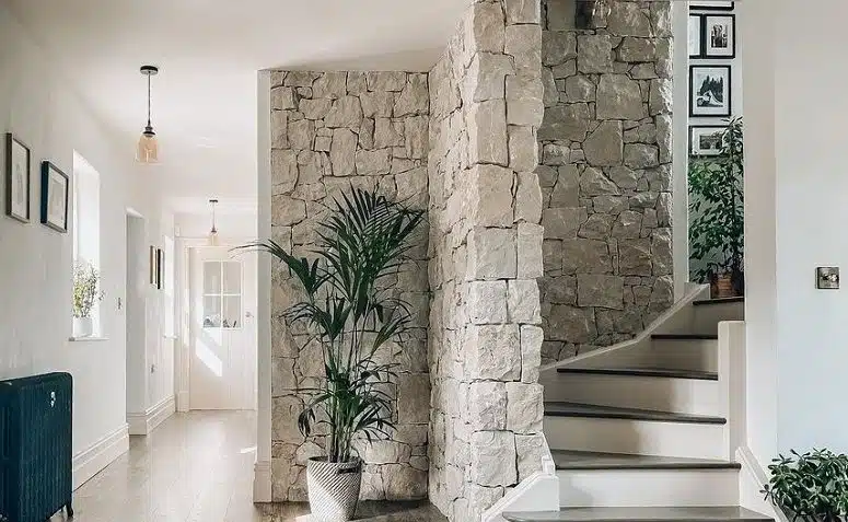 A parede de pedra pode transformar qualquer ambiente, seja ele interno, como a sala de estar, ou externo como o jardim. Além de garantir um toque rústico para a decoração, esse é um material resistente.