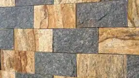 Combinando a pedra madeira com os tons da decoração cria um efeito de destaque.