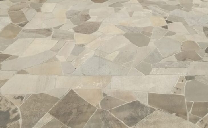 5 Popular and Affordable Paving Stones for Your Walkway 2 Imagem de uma pedra para calçada.