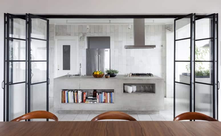 50 Stunning Photos Showcasing the Versatility of Glass Accordion Doors 3 uma porta camarão de vidro é uma opção de fechamento versátil e cheio de estilo para delimitar os ambientes