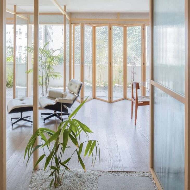 50 Stunning Photos Showcasing the Versatility of Glass Accordion Doors 10 a transparência do vidro possibilita a passagem da luz natural