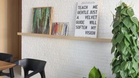 Prateleira com quadros decorativos.