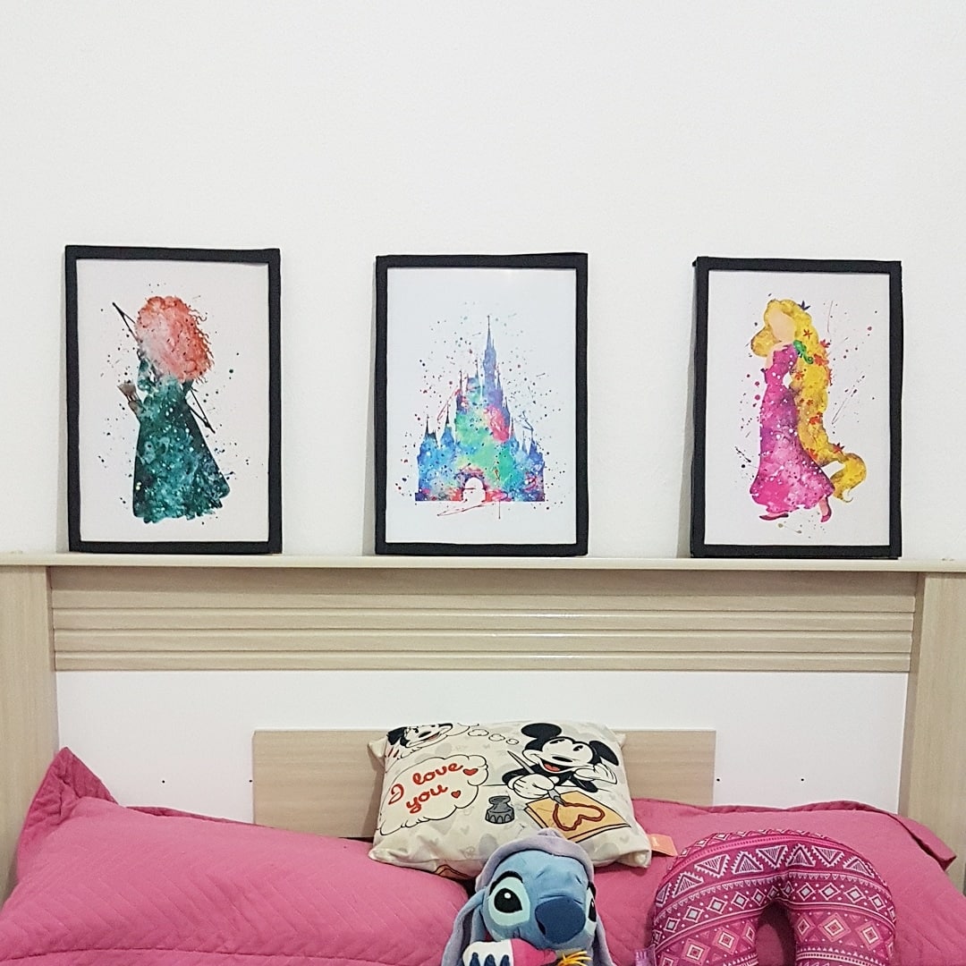 Mostrando a aplicação de quadros Tumblr em uma sala.