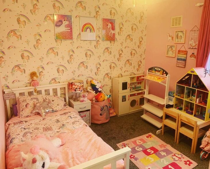 quarto de unicórnio com papel de parede divertido