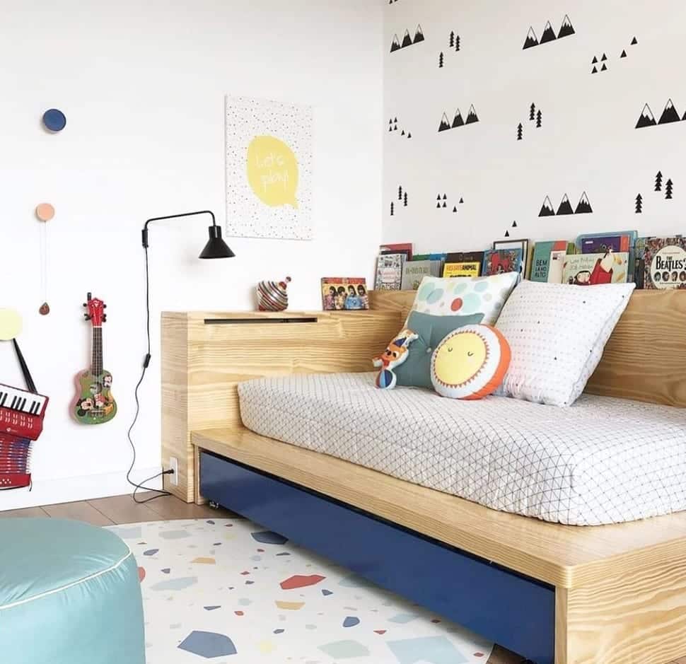 Quarto infantil pequeno com cama confortável