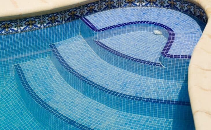 Imagem de revestimento em pastilhas para piscina.