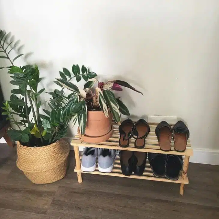 Door Shoe Rack: Creative Inspirations for Your Home 5 A sapateira de pinus é destacada como útil e sustentável.