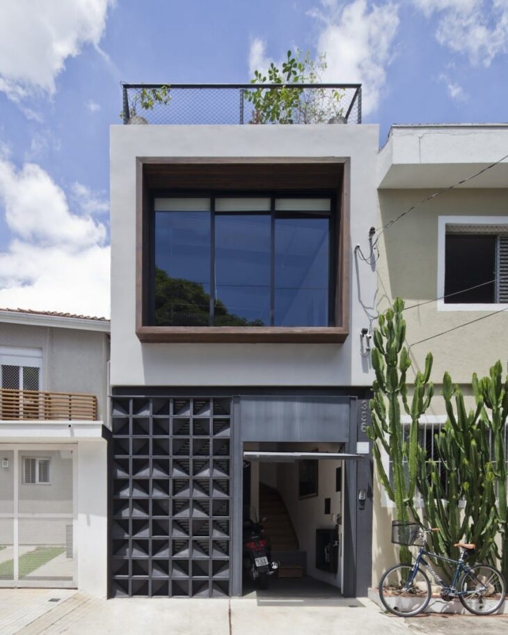 40 Small House Projects for Your Dream Home 2 Sobrado pequeno com fachada elegante.