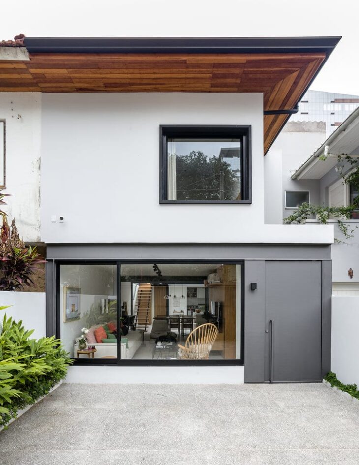 40 Small House Projects for Your Dream Home 10 Sobrado pequeno com detalhes em vidro.