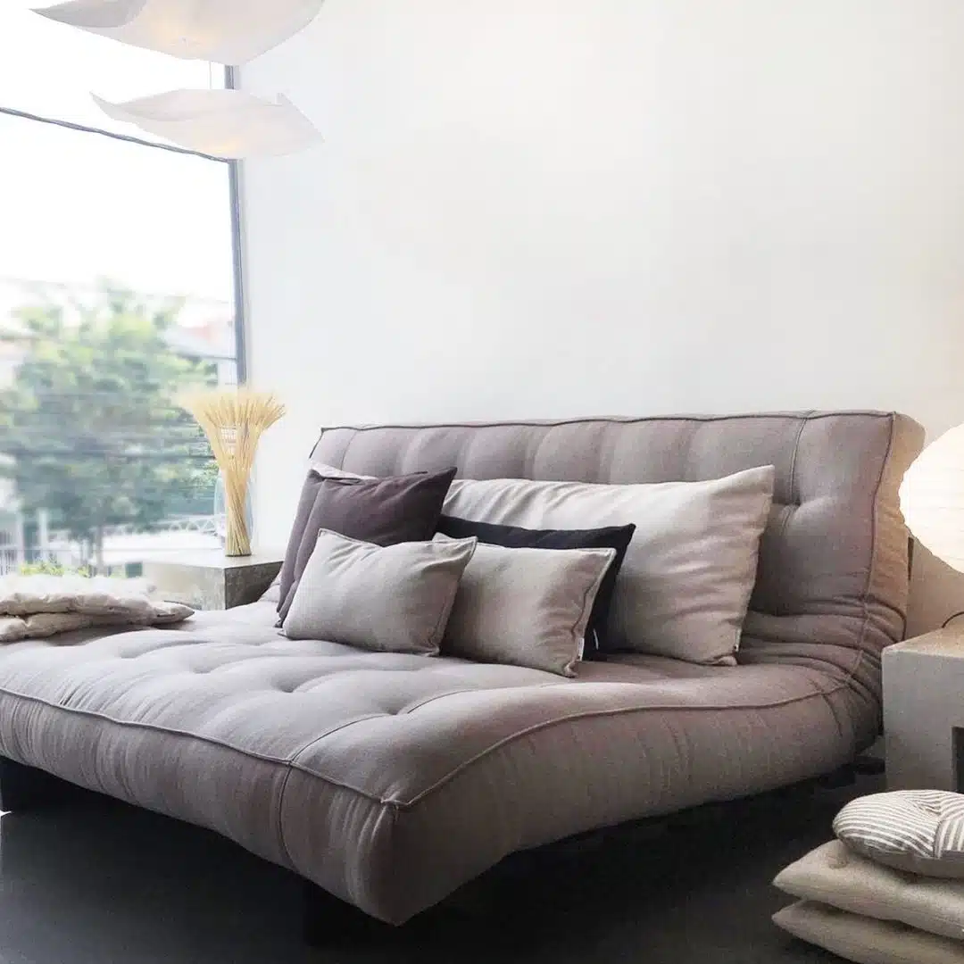 Maximize Your Space with 60 Cozy Armless Sofa Designs 5 O sofá ideal deve ter tudo o que você precisa.