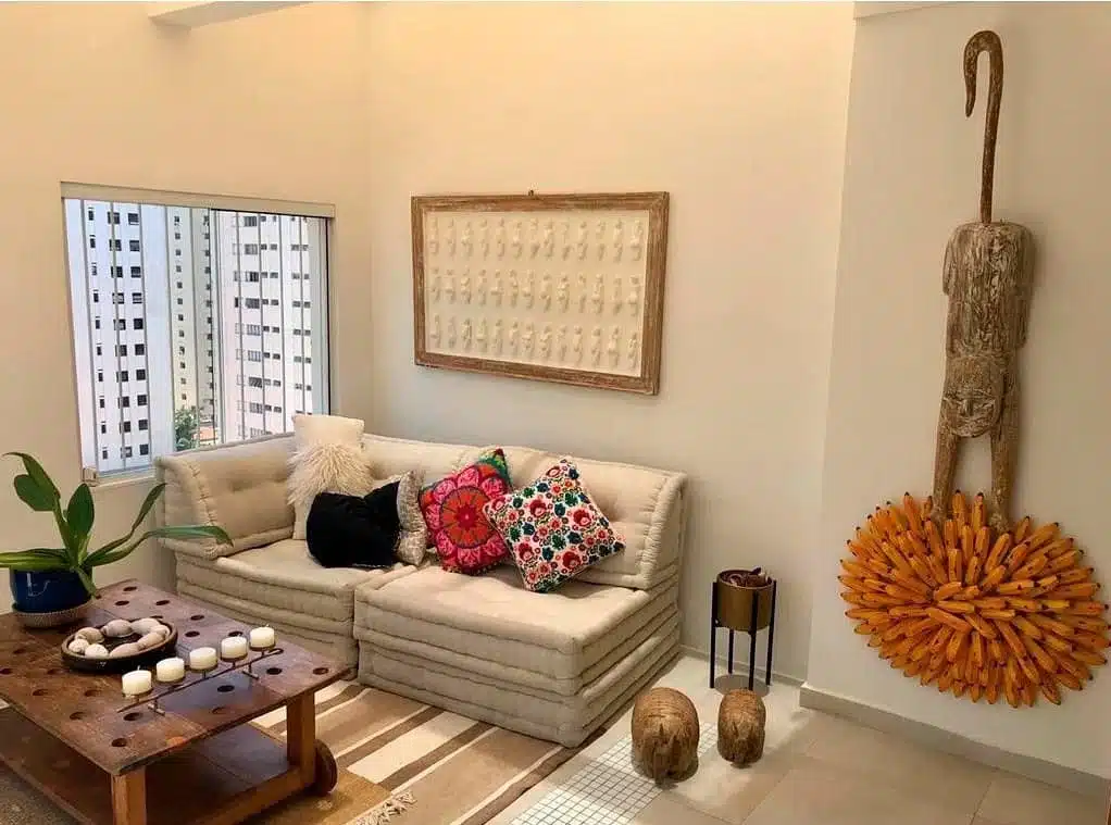Maximize Your Space with 60 Cozy Armless Sofa Designs 7 Ambiente confortável com sofá sem braço.