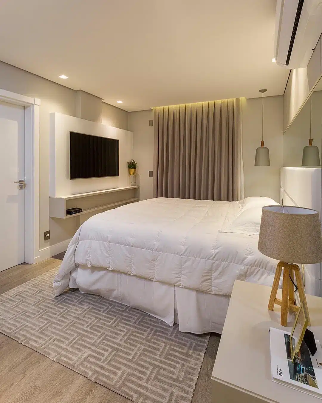 85 Beautiful Rug Models to Bring More Comfort to Your Bedroom 7 Um modelo com design clean que combina com a decoração.
