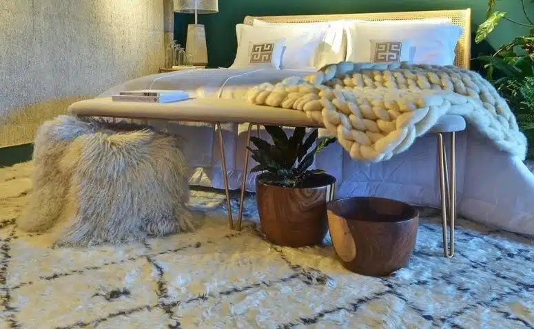 85 Beautiful Rug Models to Bring More Comfort to Your Bedroom 3 Tapete para quarto trazendo mais conforto.