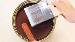 Imagem com truques de pintura na casa, mostrando diferentes técnicas e acabamentos.
