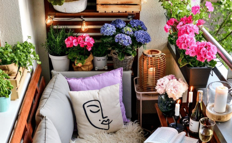 Varanda pequena com decoração encantadora com estilo moderno.