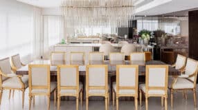 70 Classic Wooden Display Cabinets to Enhance Your Home Decor 7 Lustre para sala de jantar que complementa a decoração.