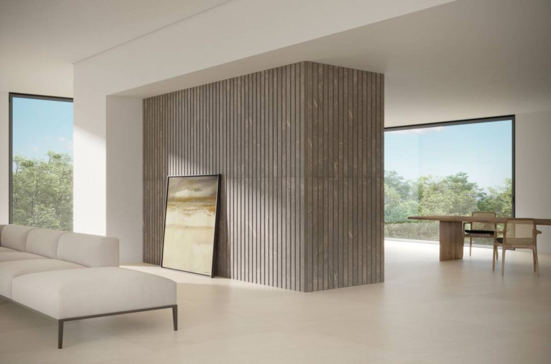 Sala de estar com piso de porcelanato neutro e obras de arte (Projeto: Sérgio Conde Caldas Arquitetura
