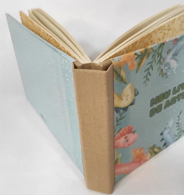 Este sketchbook infantil na foto acima, por exemplo, é feito com papel pólen de 90g, ou seja, folhas bem grossinhas que não rasgam facilmente e ainda permitem que se desenhe dos dois lados sem deixar sombra no verso.