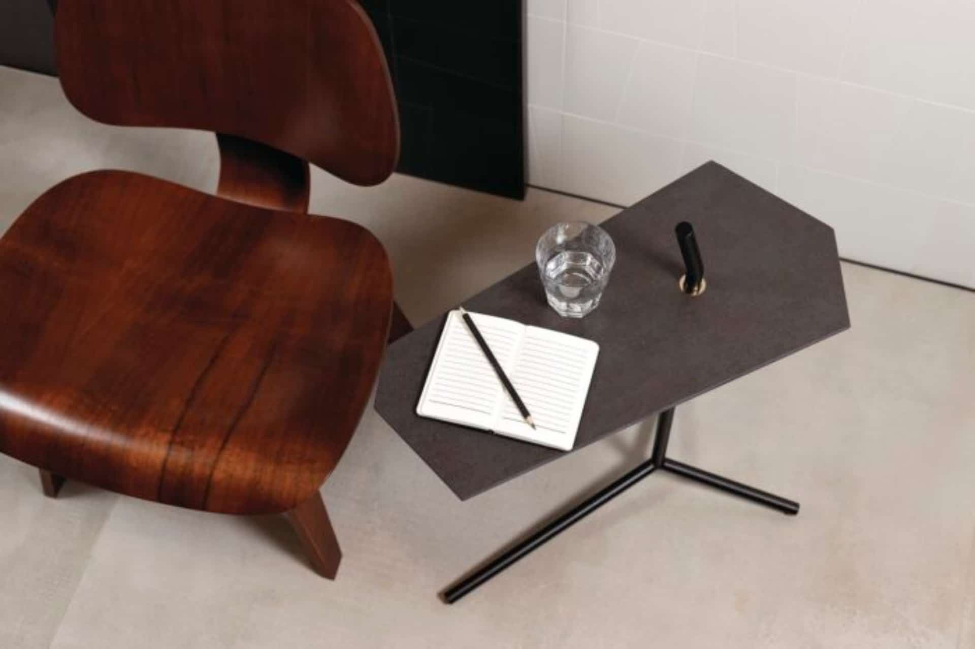 Cadeira e mesa de canto em ambiente.