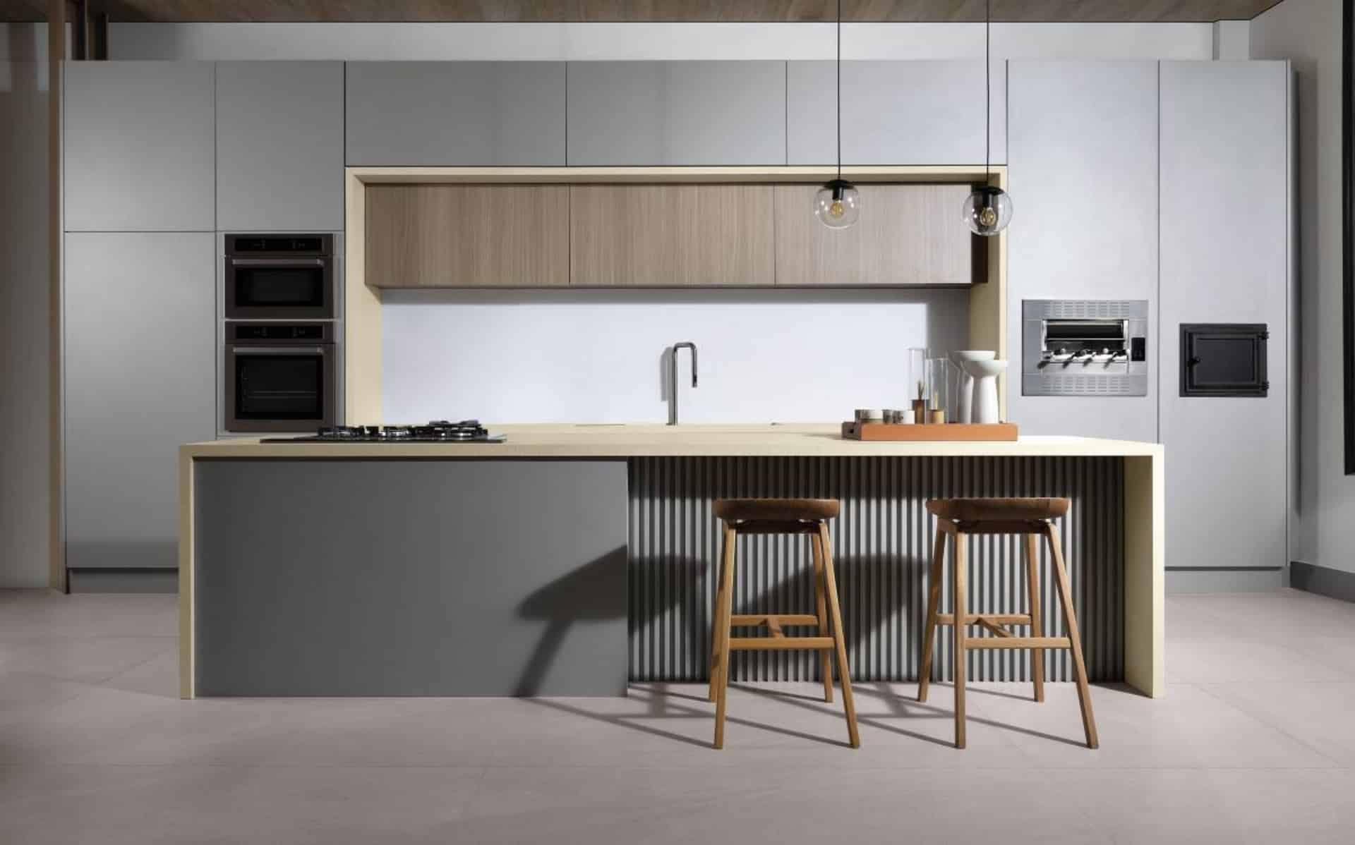 Porcelanato Dansk Cement White reveste bancada e parte interna da cozinha.