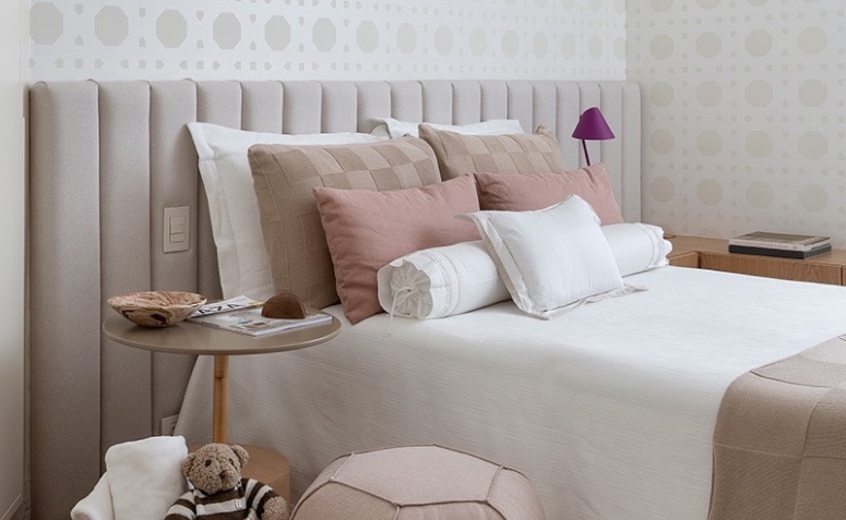 Almofada rolo em formato cilíndrico que traz conforto e estilo ao ambiente.