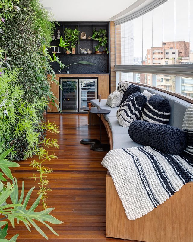 Almofadas rolo utilizadas em um ambiente decorativo.