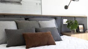 Inspiração decorativa com almofadas para cama.