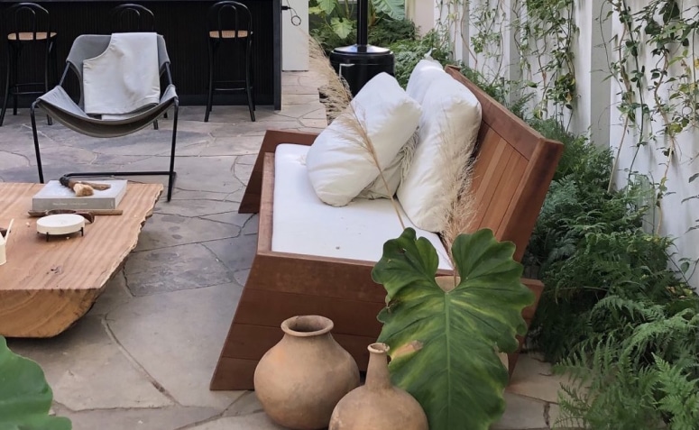 30 Beautiful and Cozy Bench Ideas for Your Balcony 3 Banco para varanda com design moderno e criativo.