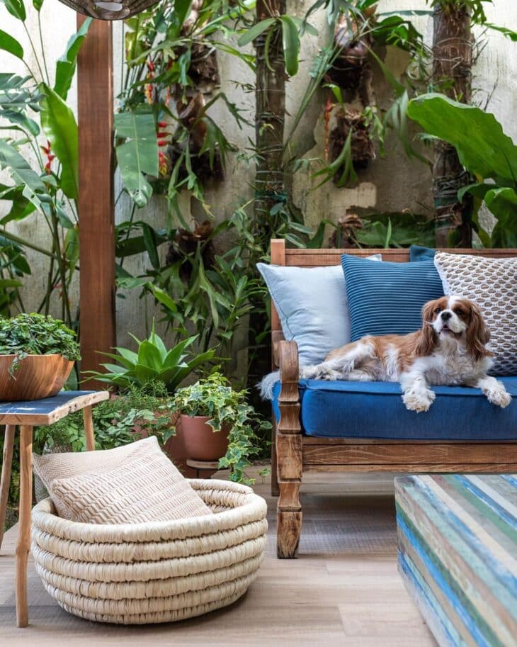 30 Beautiful and Cozy Bench Ideas for Your Balcony 10 Banco gourmet que proporciona mais conforto e estilo.