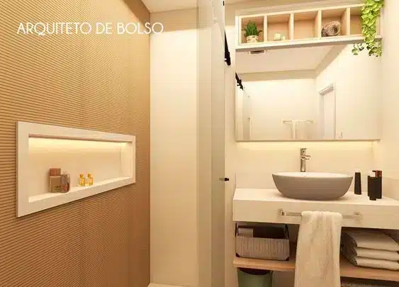 Banheiro pequeno com revestimento e madeira e nicho.