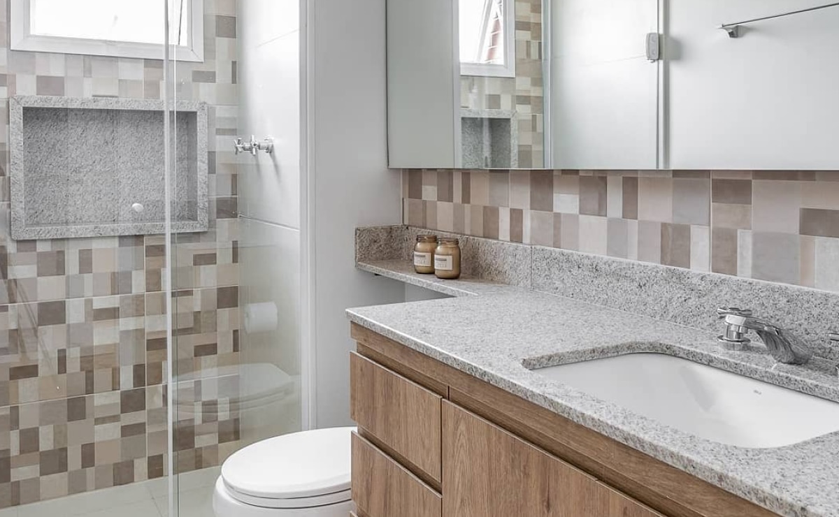 Banheiro simples e elegante com decoração minimalista.