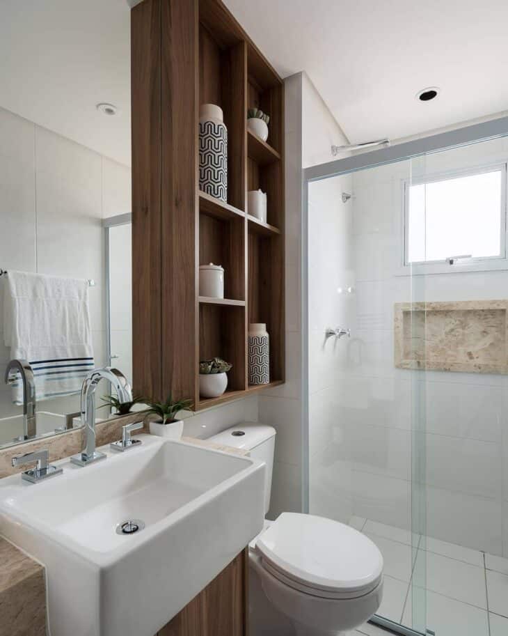 Banheiro simples com detalhes alegres.