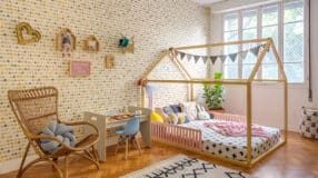 A prateleira é indispensável para organização do quarto infantil.