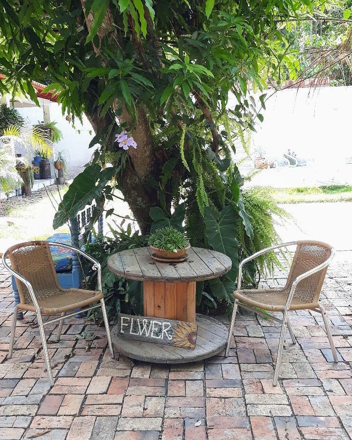 Decoração de jardim com carretel de madeira.