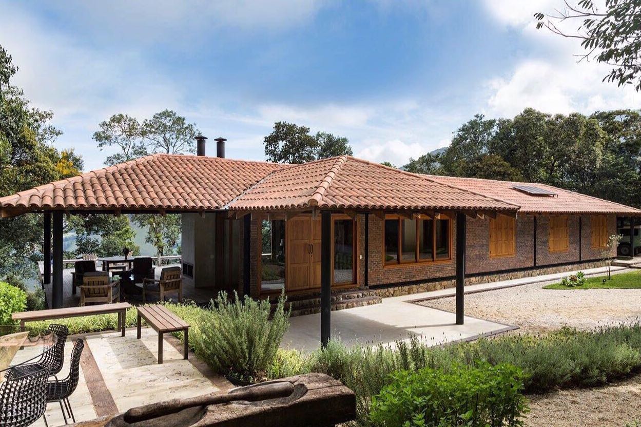 85 Rustic to Modern Country House Designs for Your Perfect Retreat 10 Sua casa de campo pode ter uma variedade de estilos, desde o mais rústico ao mais moderno.