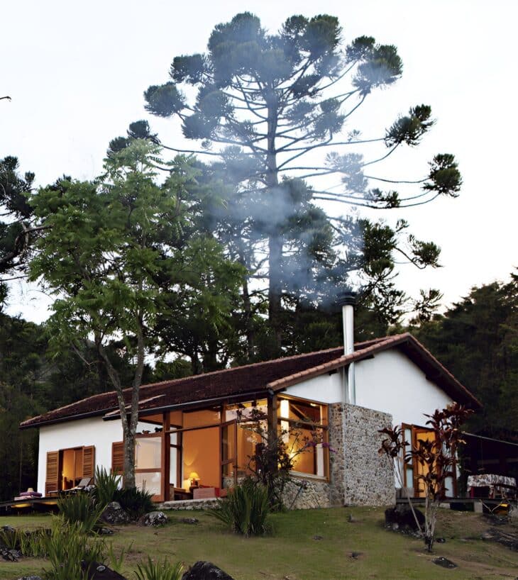 85 Rustic to Modern Country House Designs for Your Perfect Retreat 9 Mesmo pequeno, seu projeto pode ficar supercharmoso com elementos de pedra e madeira, veja ideias.