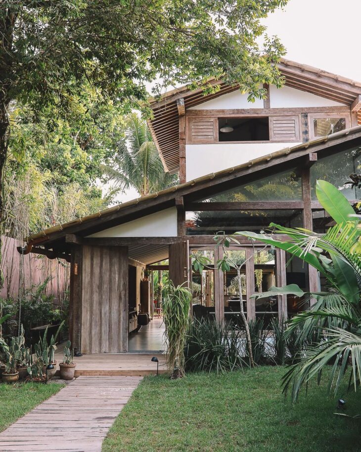 85 Rustic to Modern Country House Designs for Your Perfect Retreat 5 A simplicidade pode ser o grande destaque de uma casa de campo.