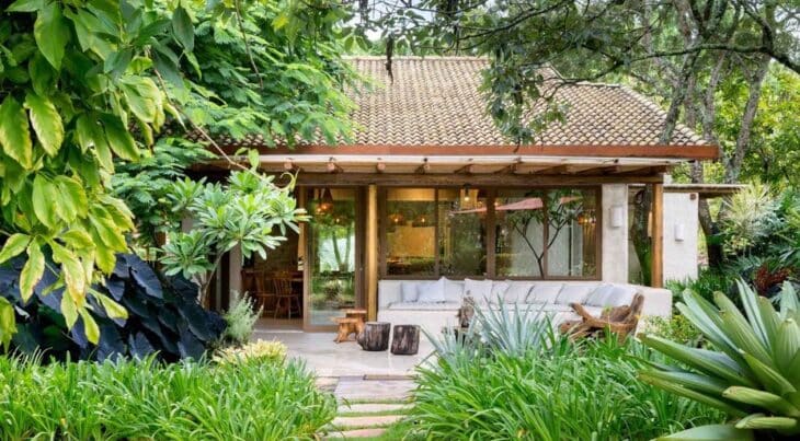 85 Rustic to Modern Country House Designs for Your Perfect Retreat 7 Valorizar os materiais naturais, explorar um design simples e explorar a integração com a natureza é uma boa combinação.