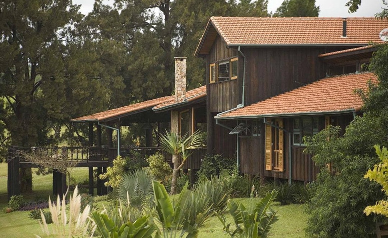 Imagem de uma casa rústica com um estilo acolhedor e elementos naturais.