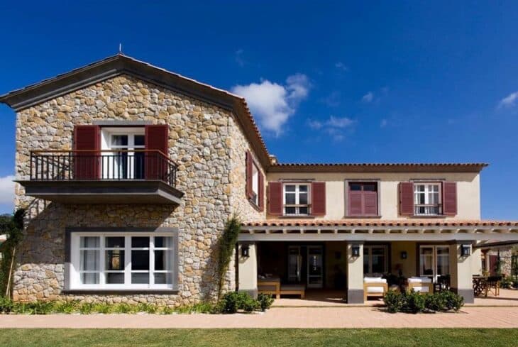 Foto de uma casa rústica com destaque para a utilização de madeira.