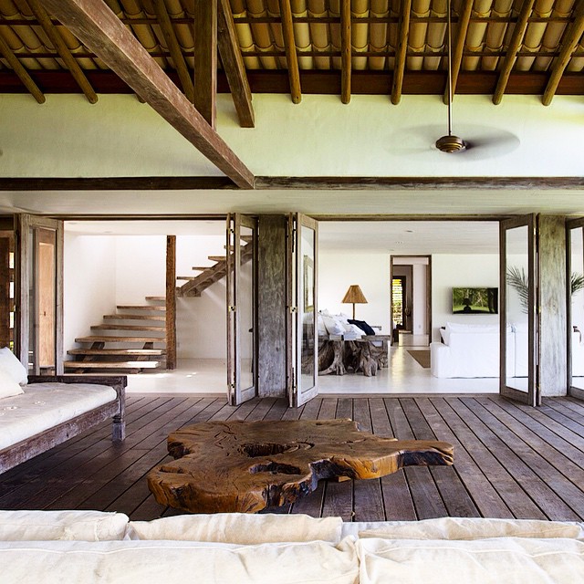 Varanda de uma casa rústica, convidativa e cheia de estilo.