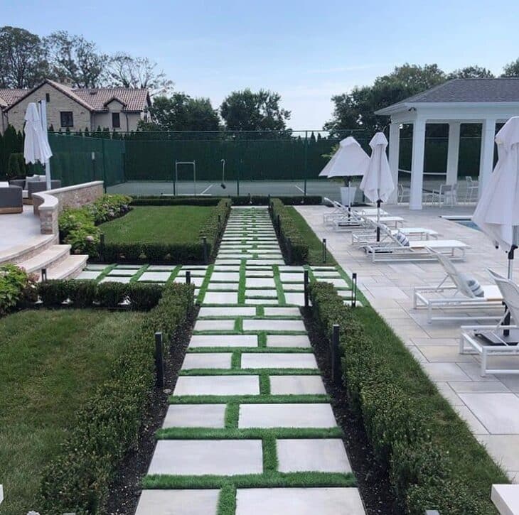 Variedade de modelos: existem diversos formatos de concregrama para escolher e adequar a peça ao projeto paisagístico da sua área externa.