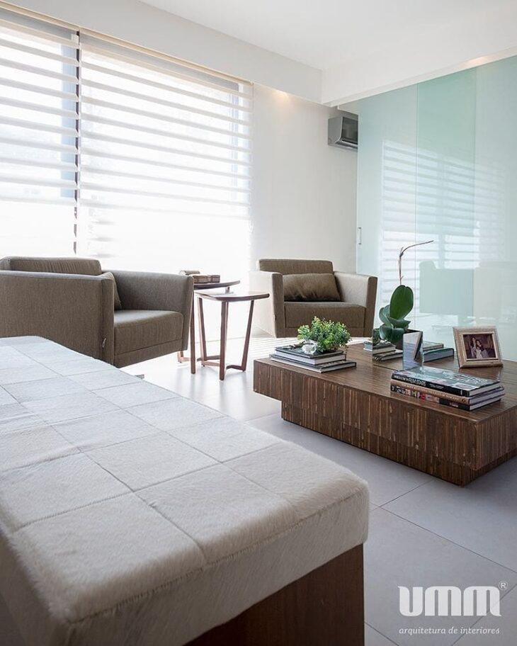 Poltronas deixam o ambiente elegante.